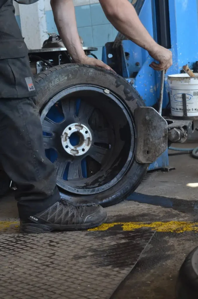 Instalaciones de Neumáticos Jonás con un operario cambiando una rueda