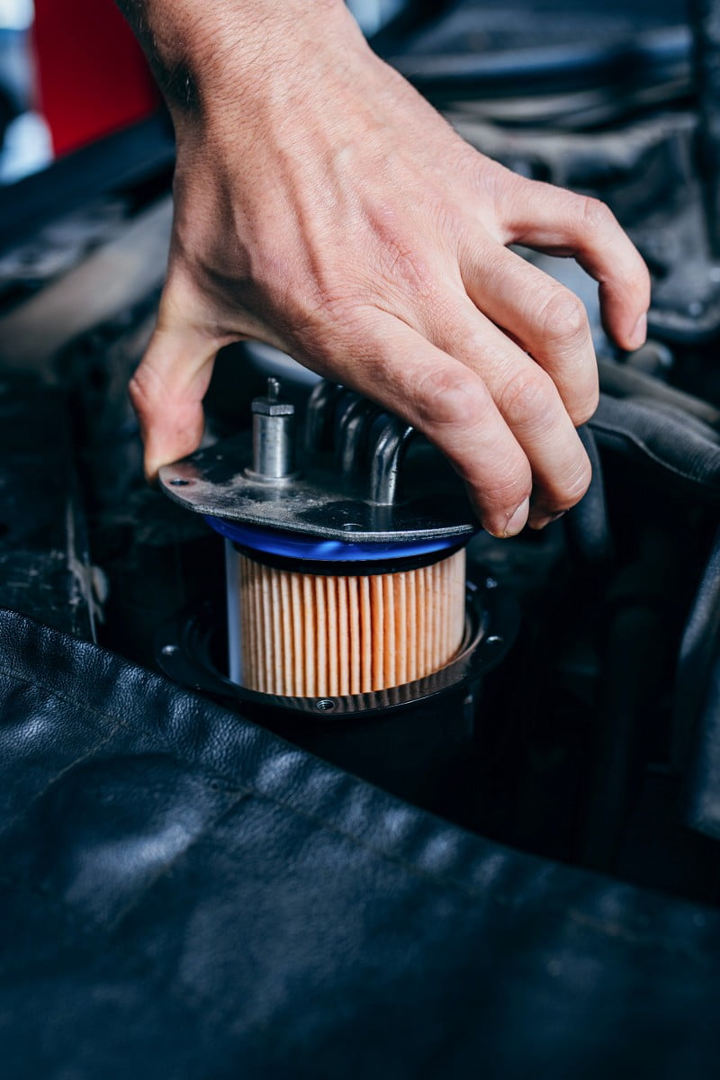 Mecánico cambiando el climatizador de un vehículo