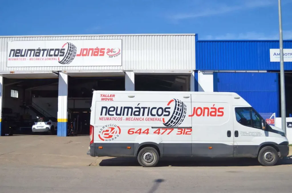 Fachada de neumáticos Jonás