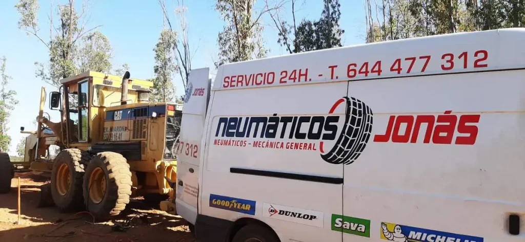 Taller móvil 24 horas de neumáticos Jonás cambiando las ruedas de una grua