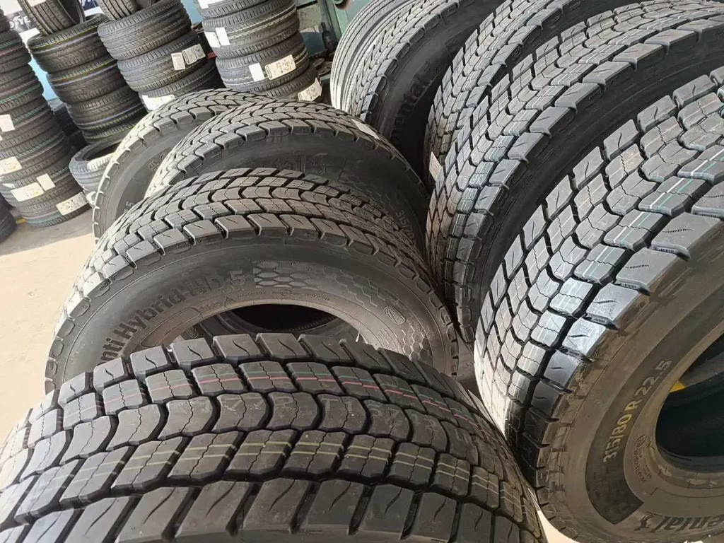 Neumáticos nuevos en el taller de neumáticos Jonás