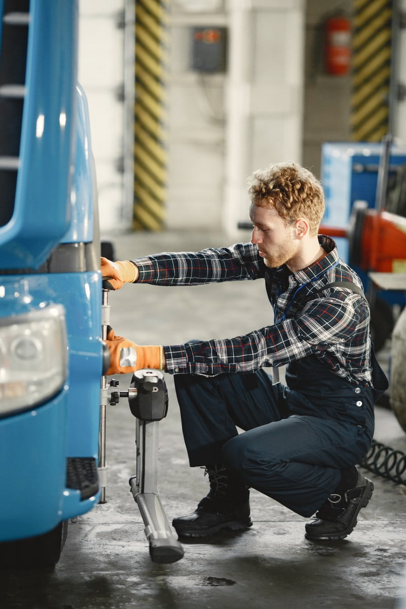 Mecánico alineando el eje de un camión