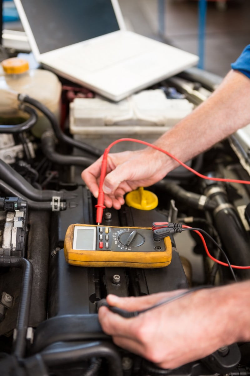 Mecánico analizando la batería de un vehículo
